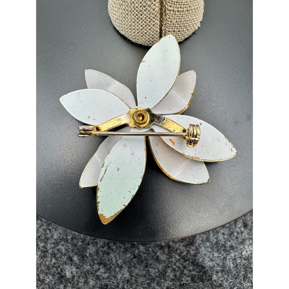 Vintage White & Gold Tone Jewelry Set Flower Brooch & Clip On Hoop Earrings MCM - Picture 6 of 6
